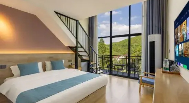 Люкс с красивым видом из окна Mogan Pinxuan Hostel