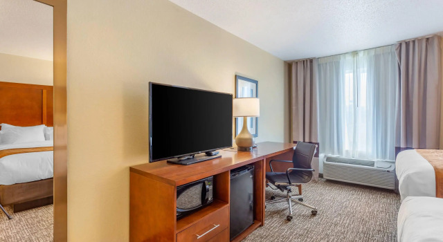 Четырёхместный номер Standard Comfort Inn DeKalb - University Area