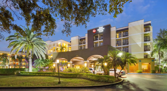 Кровать в общем номере Best Western Plus Deerfield Beach Hotel & Suites