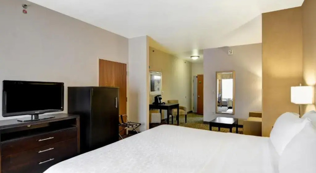 Люкс Holiday Inn Express Hotel & Suites Milwaukee-New Berlin by IHG