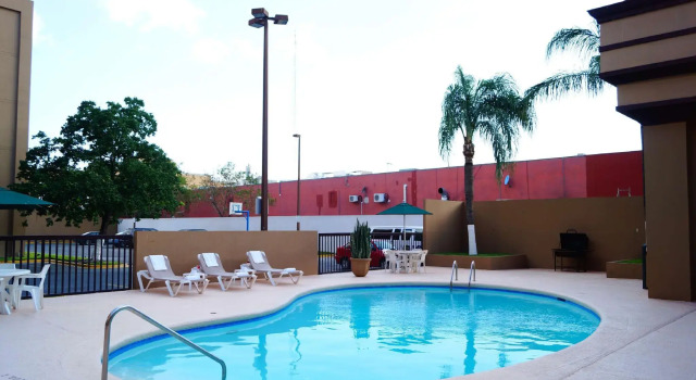 Кровать в общем номере Hampton Inn Monterrey-Airport