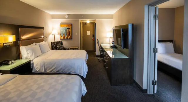 Семейный номер Standard Holiday Inn & Suites Vancouver Downtown by IHG