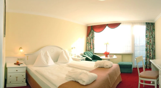 Двухместный номер Junior с балконом Hotel Norica - Thermenhotels Gastein mit dem Bademantel direkt in die Therme