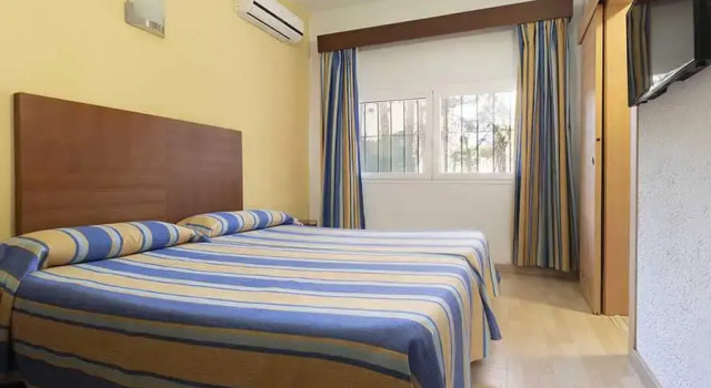 Четырёхместный номер Standard с балконом Hotel Palia La Roca