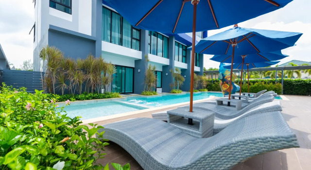 Кровать в общем номере Krabi SeaBass Hotel
