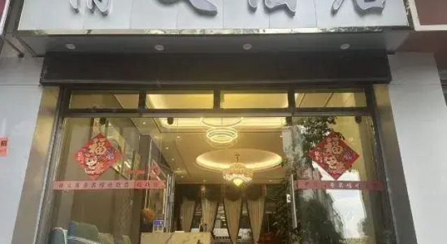 Qujing Qingyi Business Hotel, Rezerwuj Hotel Hotele w Qujing z parkingiem, Parking