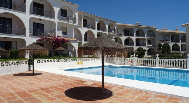 Las Farolas Poolfront in Mijas Costa, Забронировать Отель Михас Коста-дель-Соль, рядом с Las Lagunas Theatre