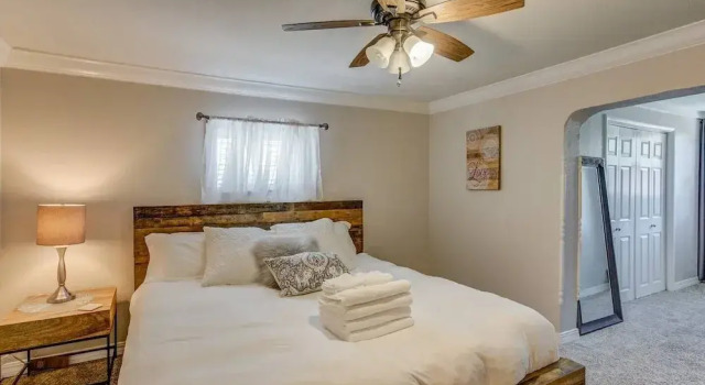 2 Bedroom near Parks, A Lake, Downtown