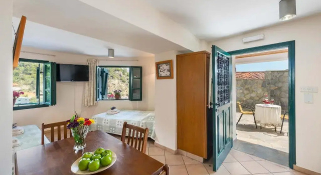 Themis House, Book Hotel Hoteller i Kakopetria med parkering, Parkering
