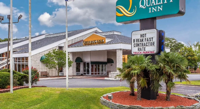 Кровать в общем номере Quality Inn Greenville near University