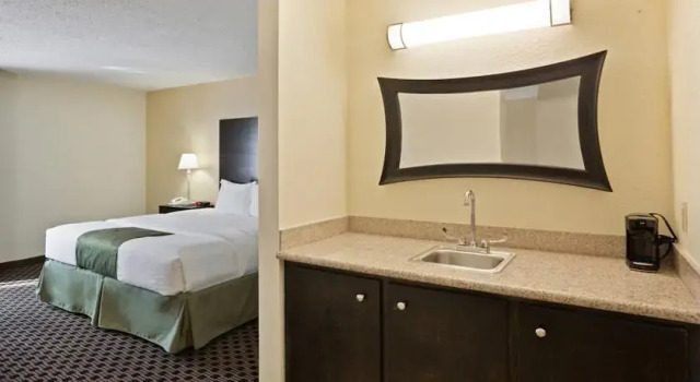 Holiday Inn Express Hotel & Suites Salina-i-70, Buchen Sie Hotel Salina Kansas