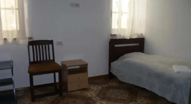 Кровать в общем номере Home Hotel