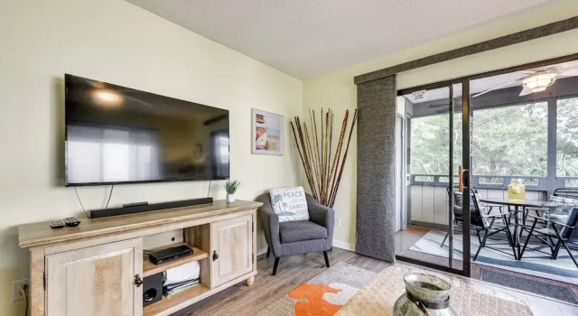 1 Mi to Coast: Myrtle Beach Condo w/ Balconies!, Забронировать Апартаменты/квартира Апартаменты Южной Каролины, Апартаменты/квартира