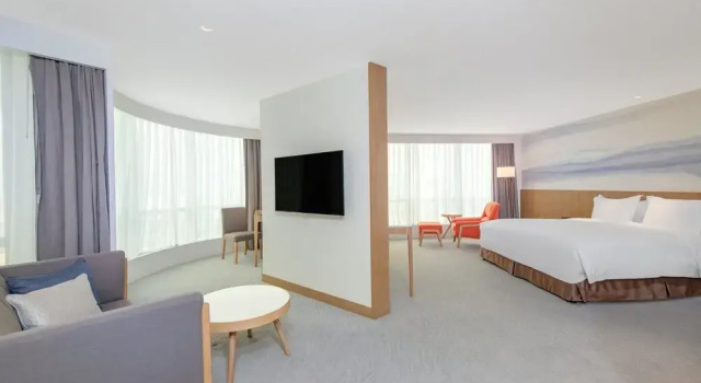 Полулюкс с красивым видом из окна Crowne Plaza Zhuhai City Center by IHG