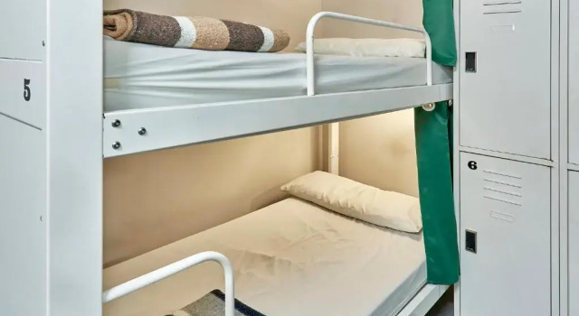 Кровать в общем номере Hola Hostal Eixample