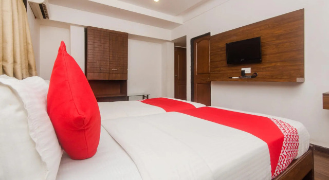 OYO 3762 Swamini Niwas, Varaa Hotelli Hotellit New Delhi uima-altaalla, Uima-allas