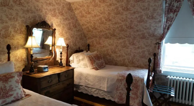Полулюкс Gillespie House Inn