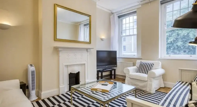 Spacious 2bed/2bath Apt, 5mins to Victoria St, Забронировать Отель Отели Англии 3 звезды, 3*