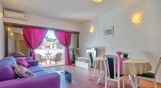 Апартаменты c 1 комнатой с балконом и с красивым видом из окна Apartments Žuvela