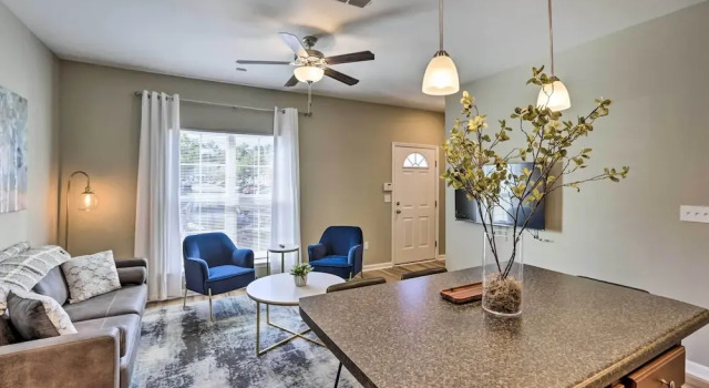 Ideally Located & Elegant Condo w/ Balcony!, Buchen Sie Ferienwohnung Tallahassee 