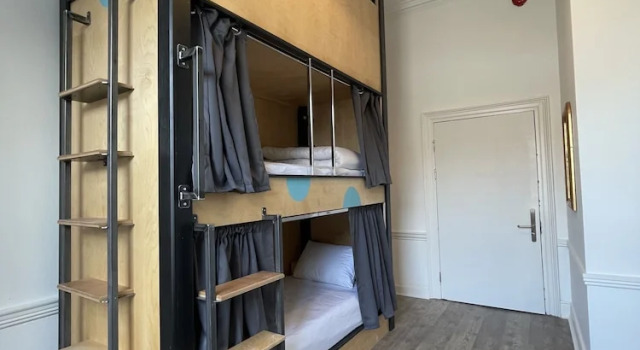 Seng i sovesal (sovesal til mænd) Leevin Hostel George