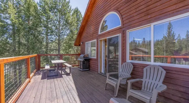 < 8 Mi to Donner Lake: Home w/ Deck + Balcony!