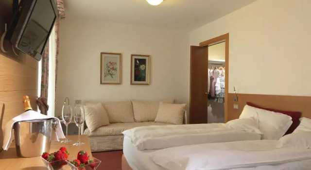 Четырёхместный номер Standard Albergo Miralago
