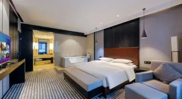 Трёхместный семейный люкс Executive Baishichang Longquan Hotel (Urumqi International Grand Bazamin Street)