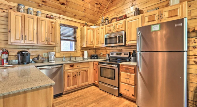 3 Mi to Dollywood: Hot Tub Hideaway in Smoky Mtns