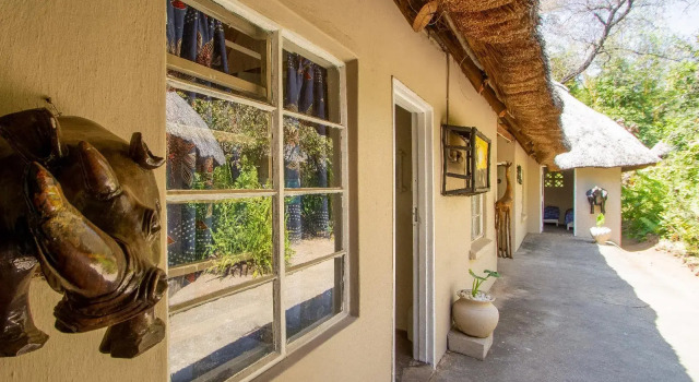 Кровать в общем номере Victoria Falls Backpackers Lodge
