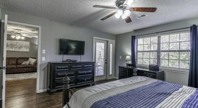 Updated 2 Bedroom , Penthouse Condo, Central Location, 2 Pools , Hot Tub, WIFI:( Foothills A-20 )