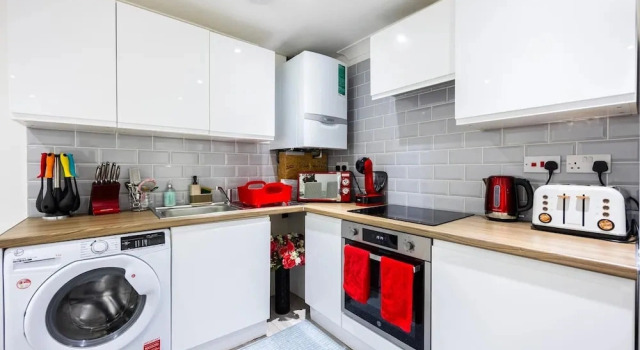 Коттедж 3 Bed 3 Bathroom Flat in Kensington B