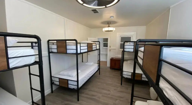 Кровать в общем номере Howzit Hostels