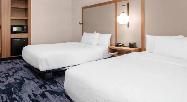 Четырёхместный номер Standard с видом на горы Fairfield by Marriott Inn & Suites Medford