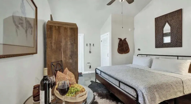 Двухместный коттедж с видом на сад Tejas Suite Walking Distance to Main St!