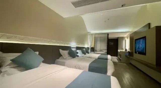 Кровать в общем номере с балконом Xinru Art·Smart Parent - child Light Luxury Resort Hotel (Yangshuo Ubud Town Shili Gallery)