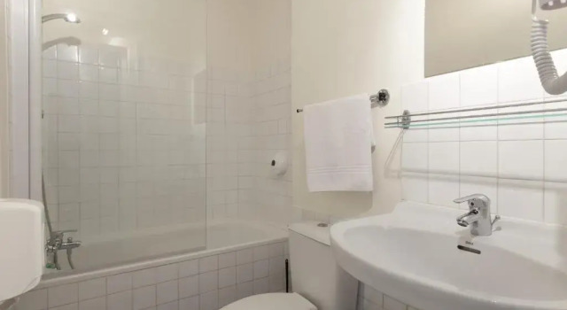Трёхместный номер Standard Logis Hotel Chateaubriand
