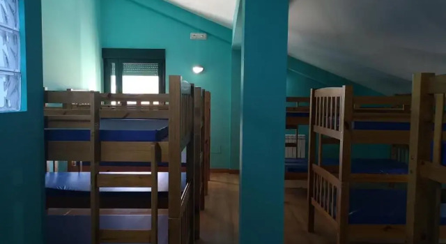 Кровать в общем номере Albergue Mirador del Angliru