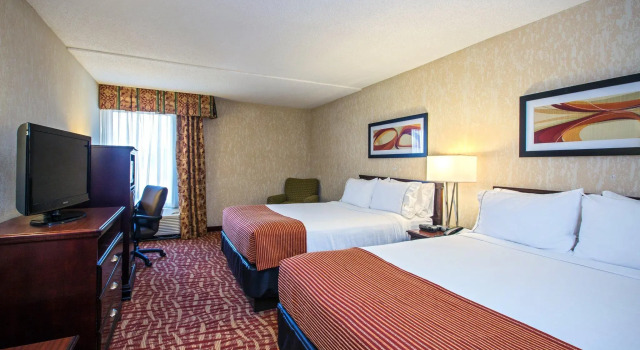 Четырёхместный номер Standard Holiday Inn Express Hotel & Suites Corinth by IHG