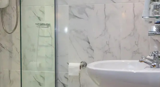 Номер Luxury The Old Fourpenny Shop Hotel