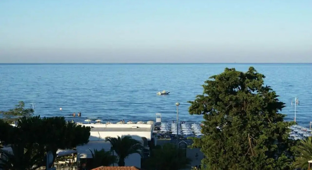 Четырёхместный номер Standard с балконом и с видом на море Hotel Beach