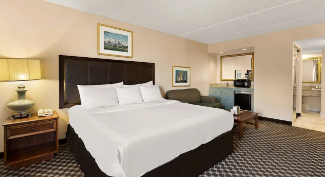 Двухместный номер Standard Отель RL Cleveland Airport West