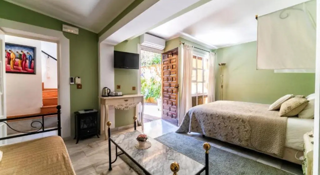 Трёхместный номер Economy BV House