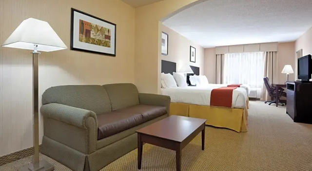Шестиместный люкс с 2 комнатами Holiday Inn Express Hotel & Suites Tipp City by IHG