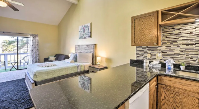 4 Mi to Cherry Grove Beach: Studio w/ Pool!