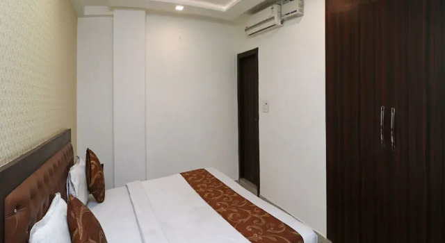 OYO 11648 CP Residency