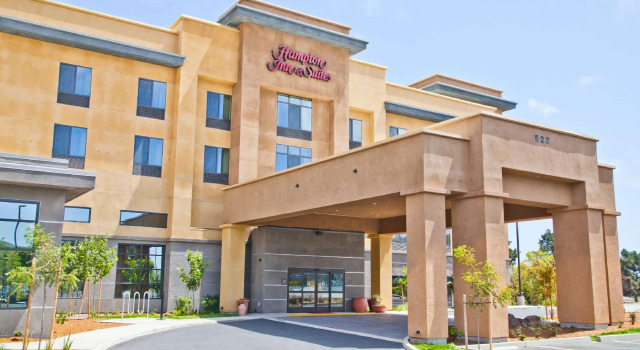 Кровать в общем номере Hampton Inn & Suites Salinas