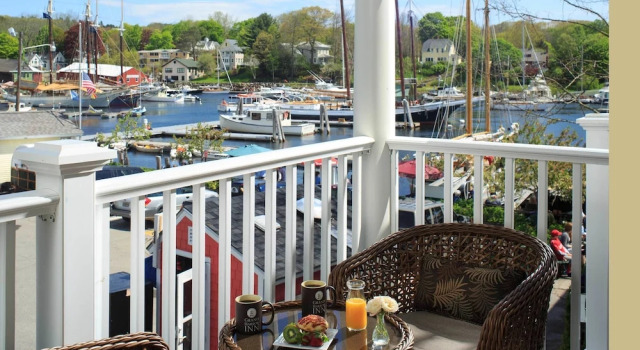 Четырёхместный люкс Grand с балконом Grand Harbor Inn
