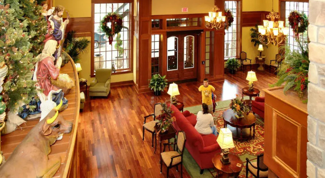 The Inn at Christmas Place, Забронировать Отель Пиджен-Фордж Great Smoky Mountains National Park, рядом с Зеркальный лабиринт Hannah's Maze of Mirrors