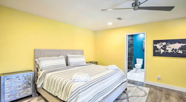 Movie Room & Private Pool: Richardson Retreat